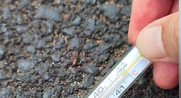 详细阅读:热浪下的速干奇观:天太热 泼水5分钟不到地面干了 热浪下的速干奇观:天太热 泼水5分钟不到地面干了
