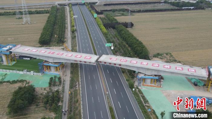 西延高铁两座万吨级桥梁实现空中转体对接