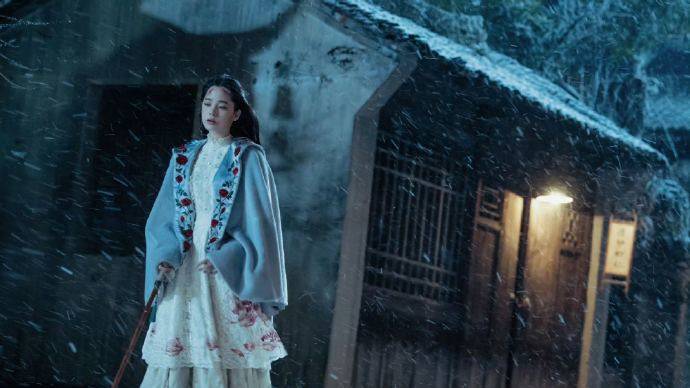 欧阳娜娜新剧《冰雪谣》开播 展现多变造型与演技深度，引发网友热烈讨论